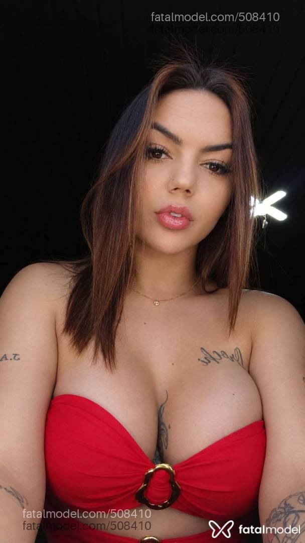 Acompanhante mulher trans com cabelo colorido de olhos castanhos - Thalita Sampaio