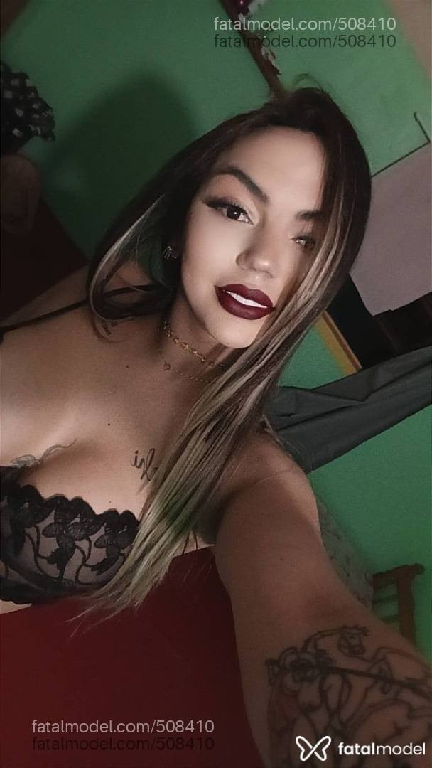 Acompanhante mulher trans com cabelo colorido de olhos castanhos - Thalita Sampaio