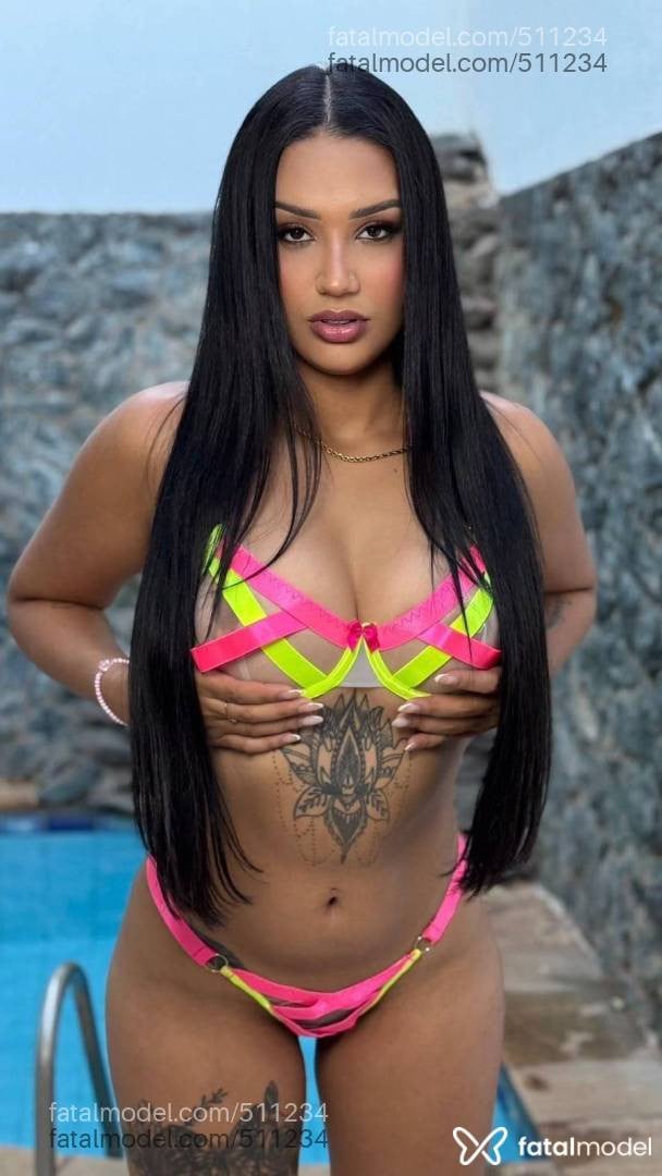 Acompanhante mulher com cabelo castanho de olhos castanhos - Raissa