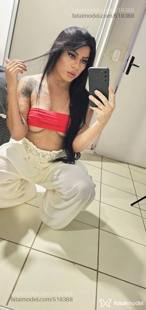 Acompanhante mulher trans morena (o) de olhos pretos - Paula