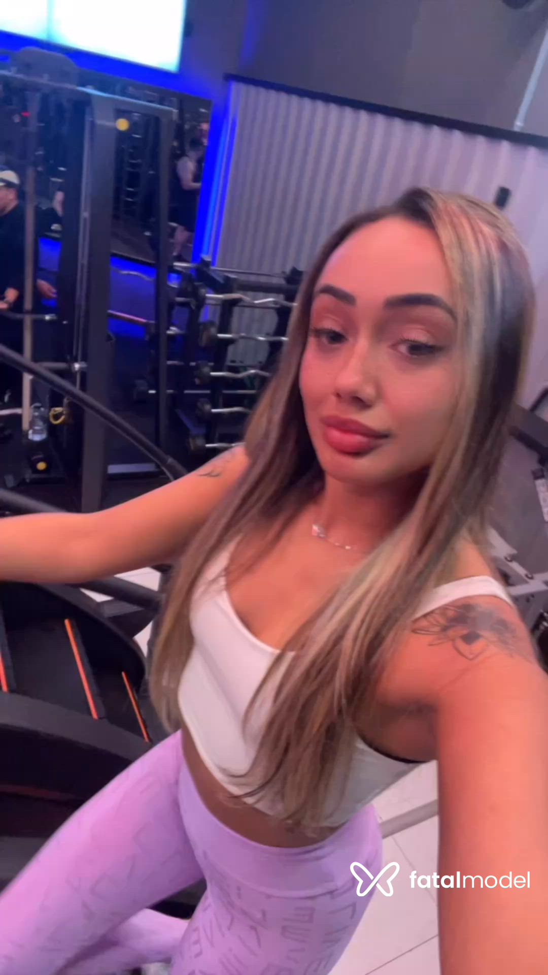 Acompanhante mulher com cabelo castanho de olhos mel - Novinhaaa