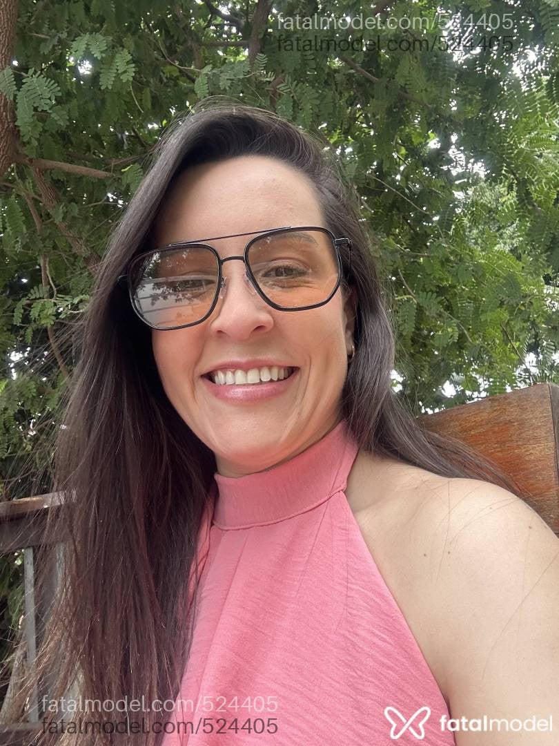 Acompanhante mulher com cabelo castanho de olhos verdes - Mariane