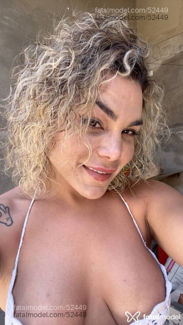 Acompanhante mulher trans com cabelo colorido de olhos pretos - Valeska
