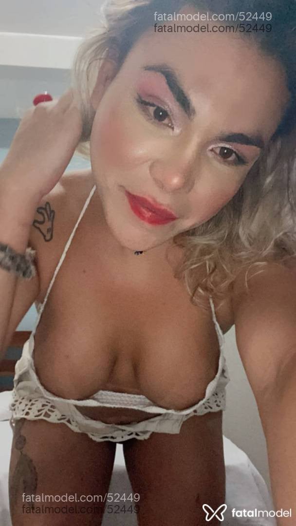 Acompanhante mulher trans com cabelo colorido de olhos pretos - Valeska