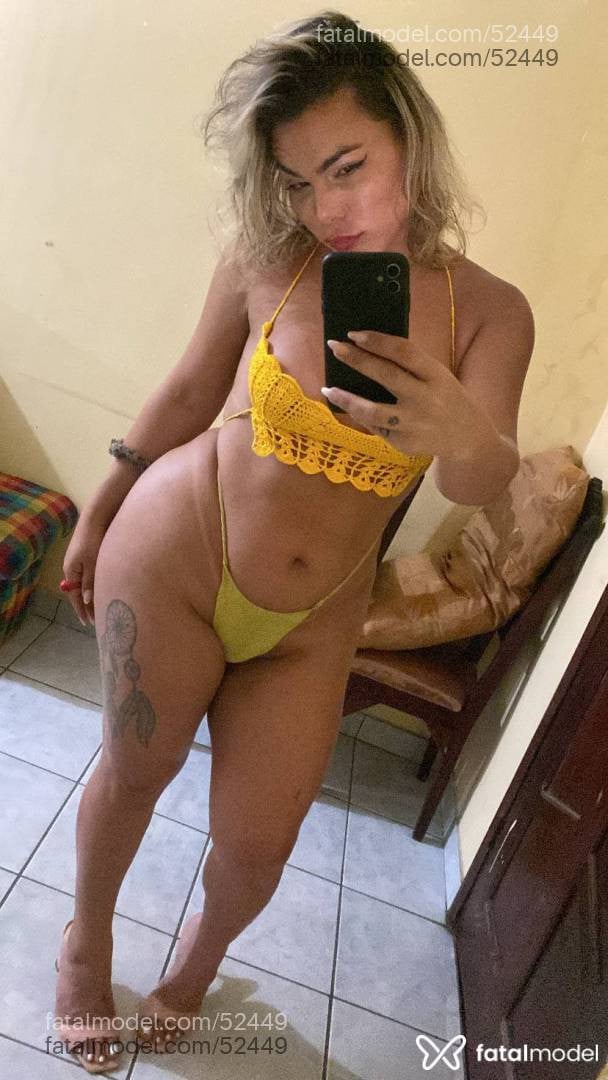 Acompanhante mulher trans com cabelo colorido de olhos pretos - Valeska