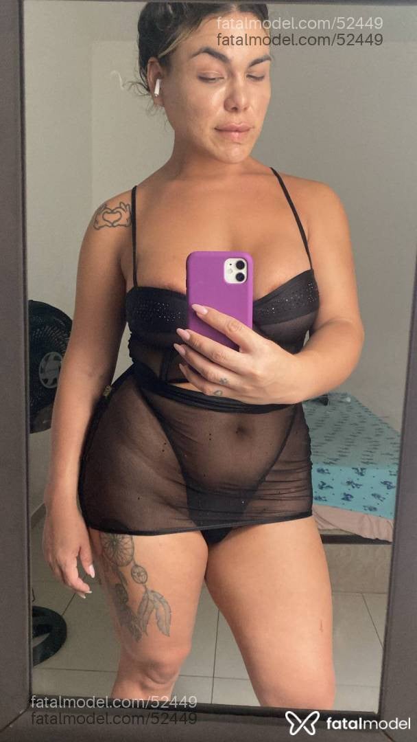 Acompanhante mulher trans com cabelo colorido de olhos pretos - Valeska