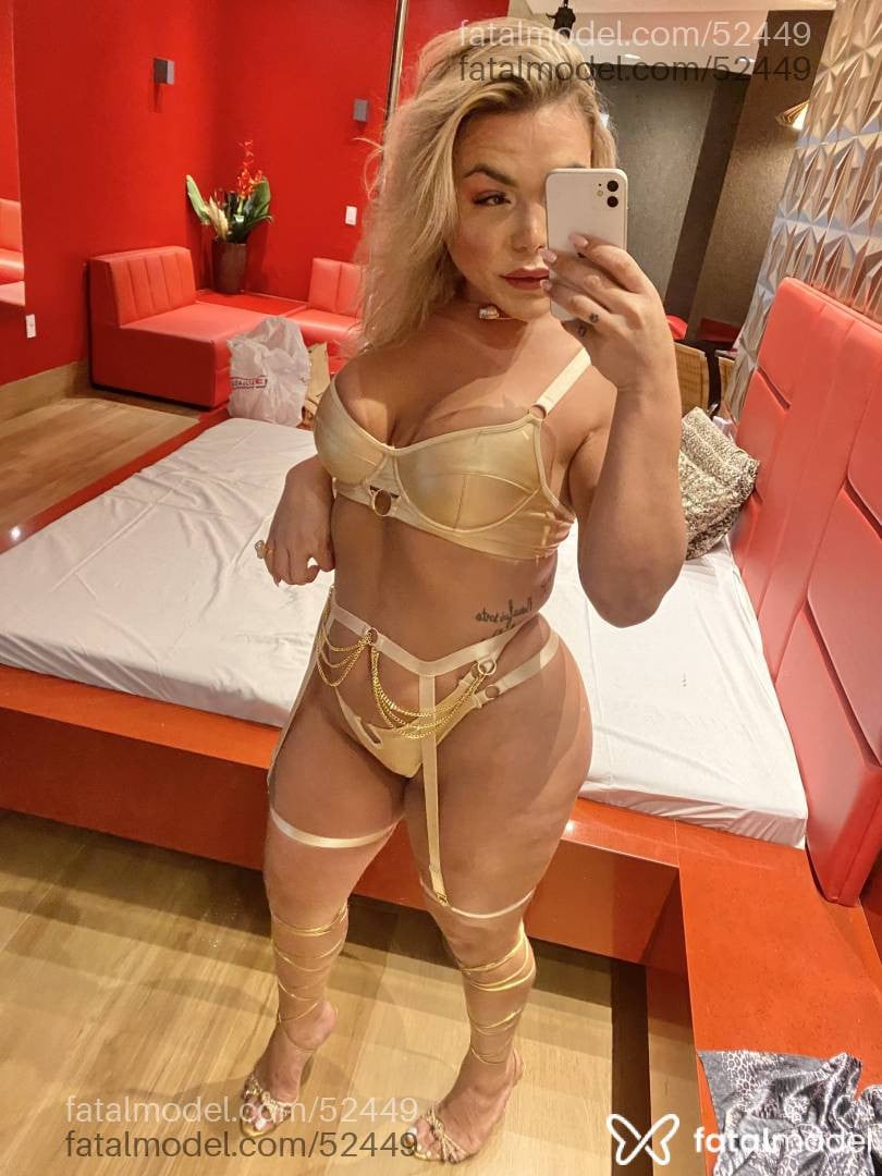 Acompanhante mulher trans com cabelo colorido de olhos pretos - Valeska
