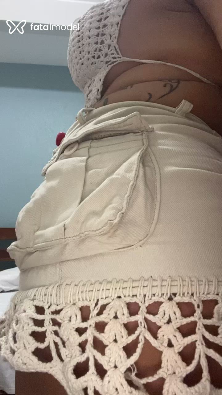 Acompanhante mulher trans com cabelo colorido de olhos pretos - Valeska