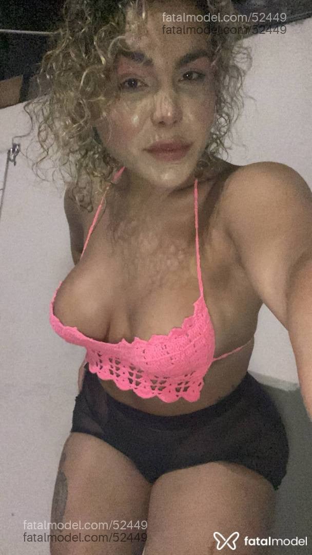 Acompanhante mulher trans com cabelo colorido de olhos pretos - Valeska