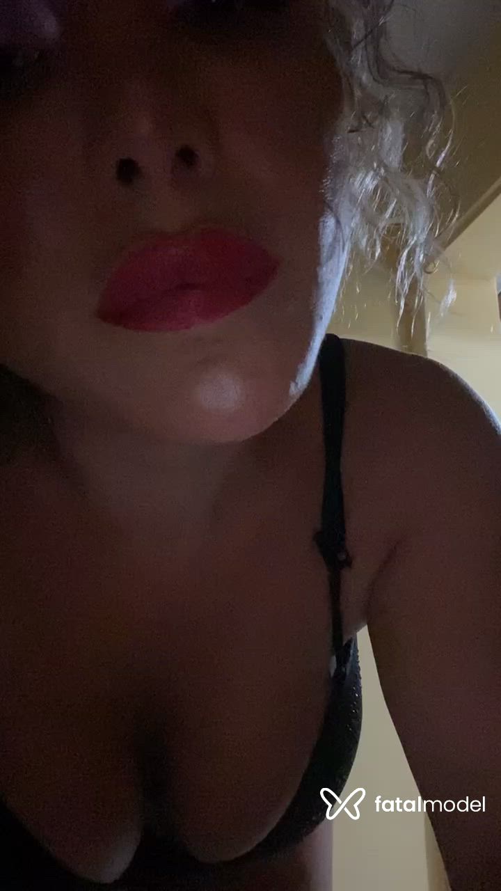 Acompanhante mulher trans com cabelo colorido de olhos pretos - Valeska