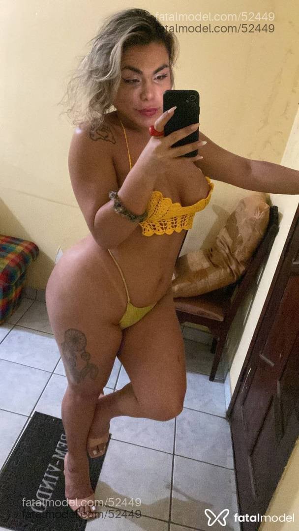 Acompanhante mulher trans com cabelo colorido de olhos pretos - Valeska