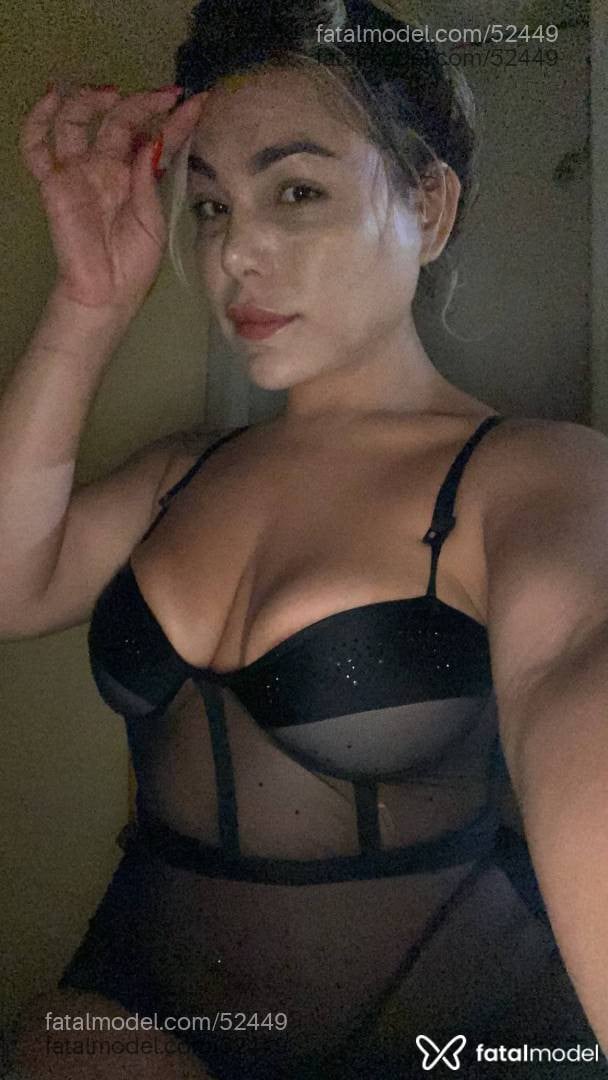 Acompanhante mulher trans com cabelo colorido de olhos pretos - Valeska