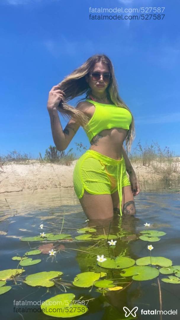 Acompanhante travesti loira (o) de olhos azuis em Balneário Camboriú - Amanda Andrade