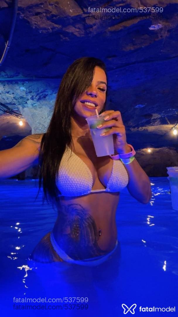 Acompanhante mulher trans morena (o) de olhos castanhos - Jenny