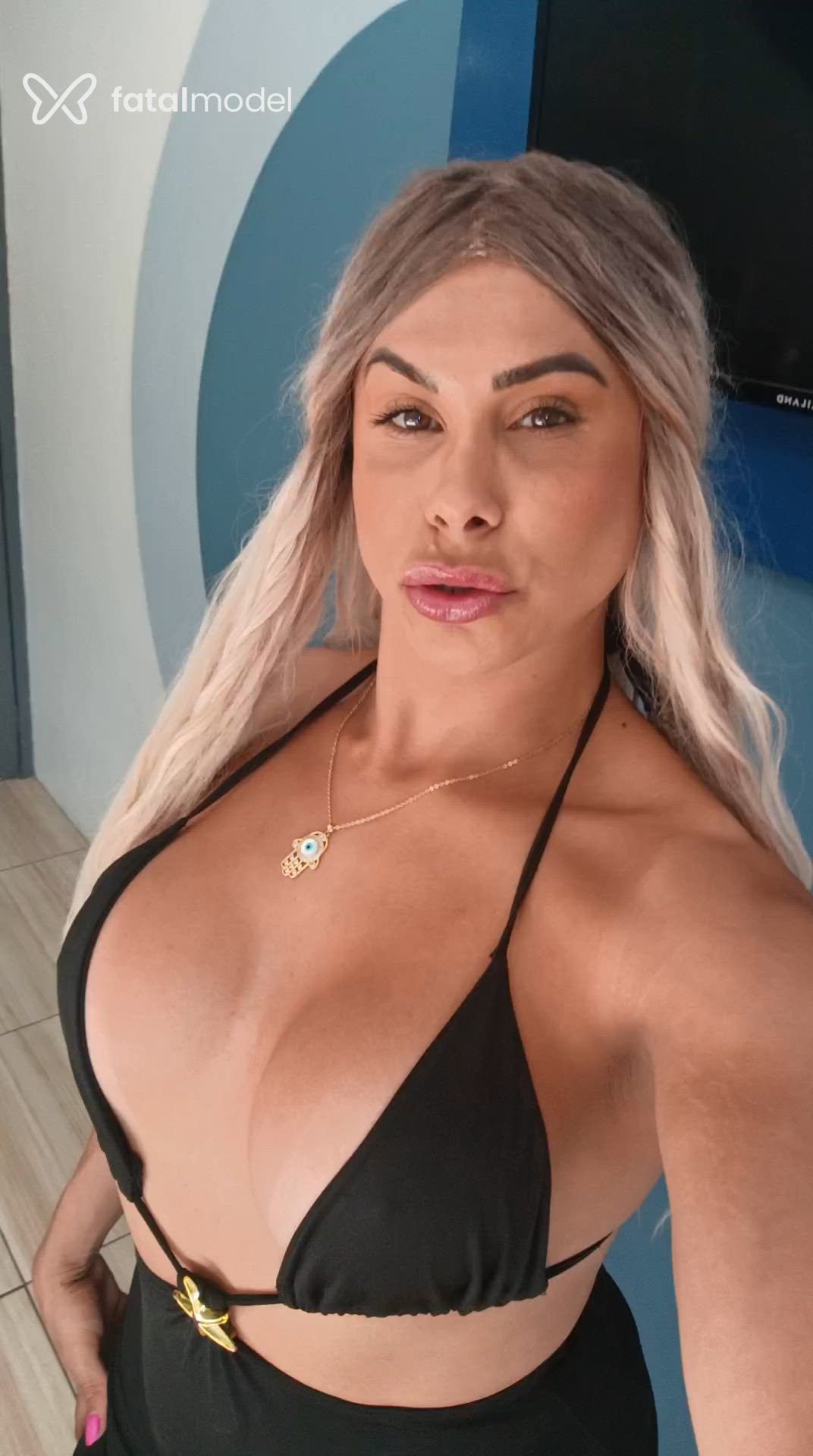 Acompanhante travesti loira (o) de olhos verdes - Priscyladominatrix