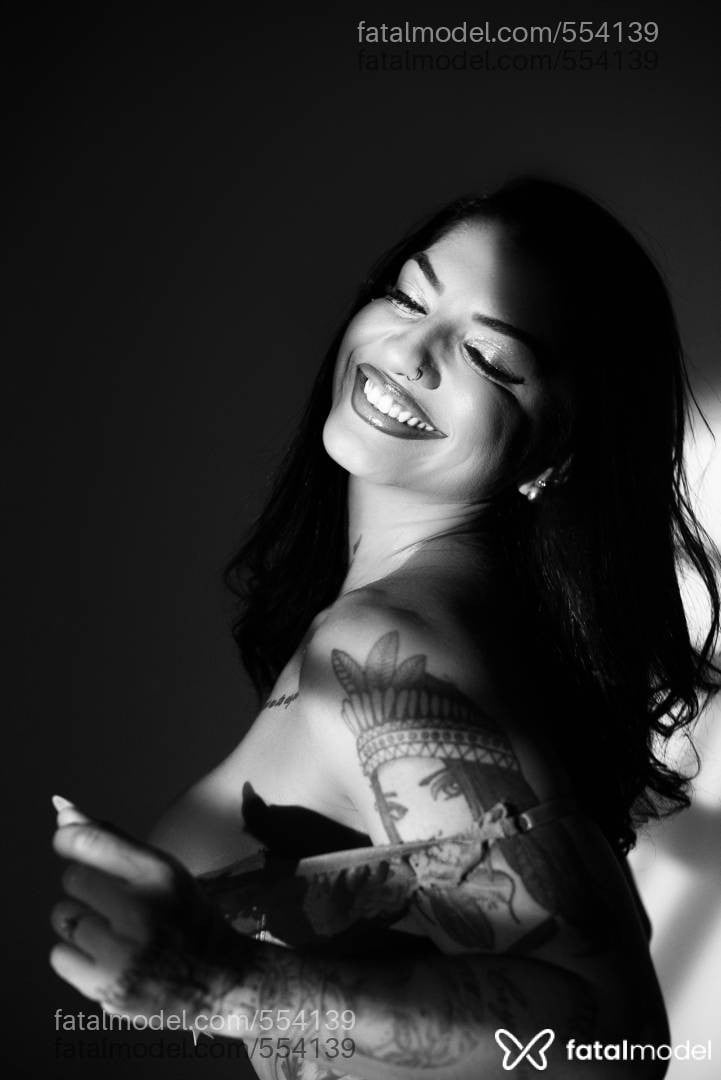 Acompanhante mulher morena (o) de olhos pretos - Yndia Maraaa