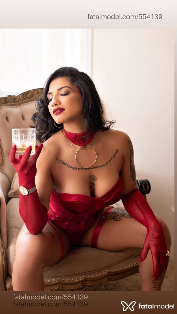 Acompanhante mulher morena (o) de olhos pretos - Yndia Maraaa