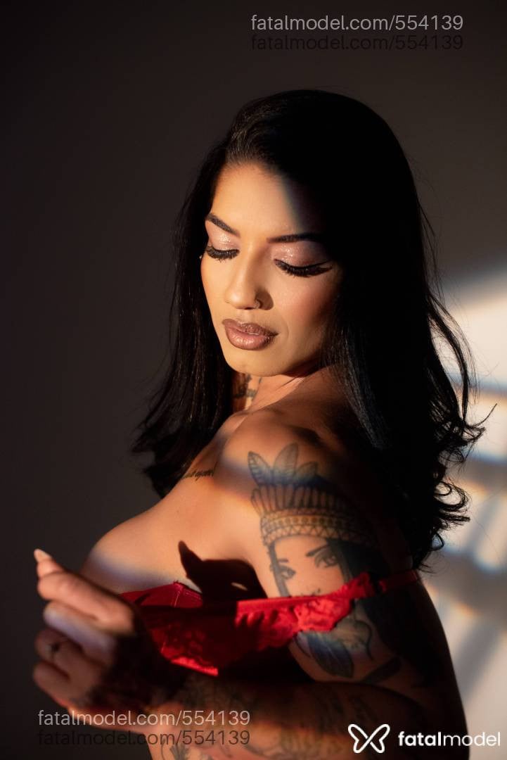 Acompanhante mulher morena (o) de olhos pretos - Yndia Maraaa