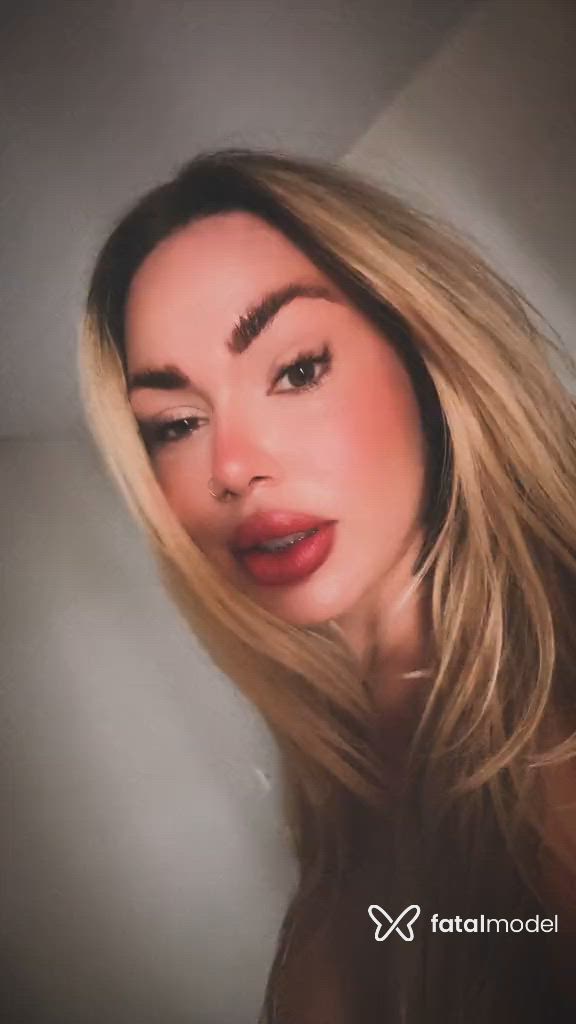 Acompanhante mulher loira (o) de olhos verdes - Thallyssa Abreu