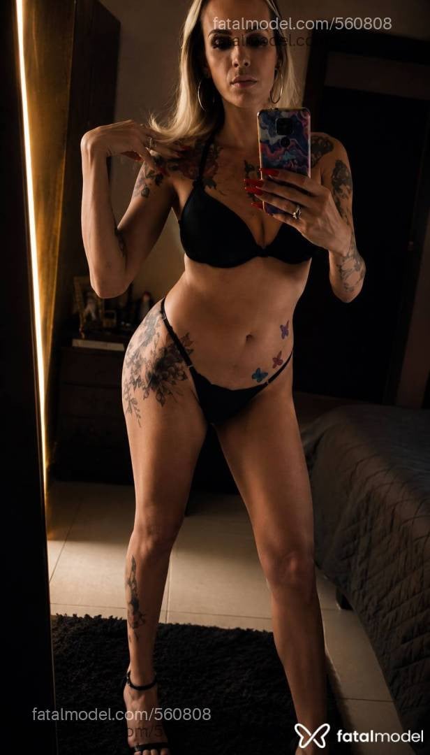 Acompanhante mulher trans loira (o) de olhos mel - Renata Vogue