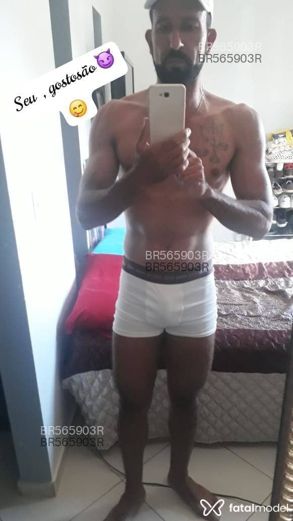 Acompanhante homem com cabelo castanho de olhos castanhos em Brasília Acompanhante homem com cabelo castanho de olhos castanhos em Brasília - Russell