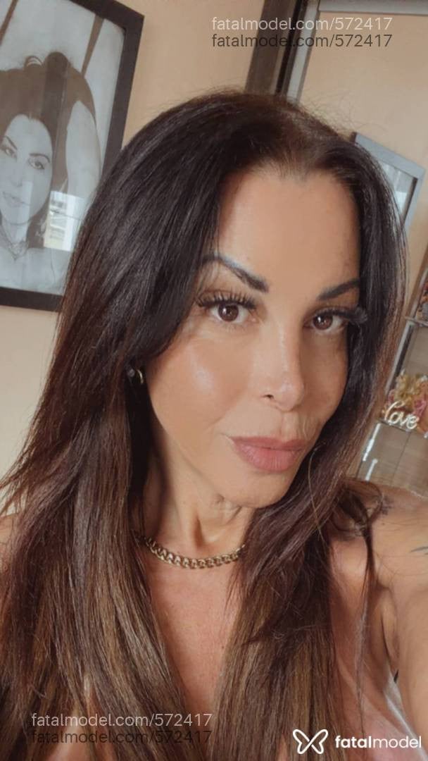 Acompanhante mulher com cabelo castanho de olhos castanhos - Julia Castelo