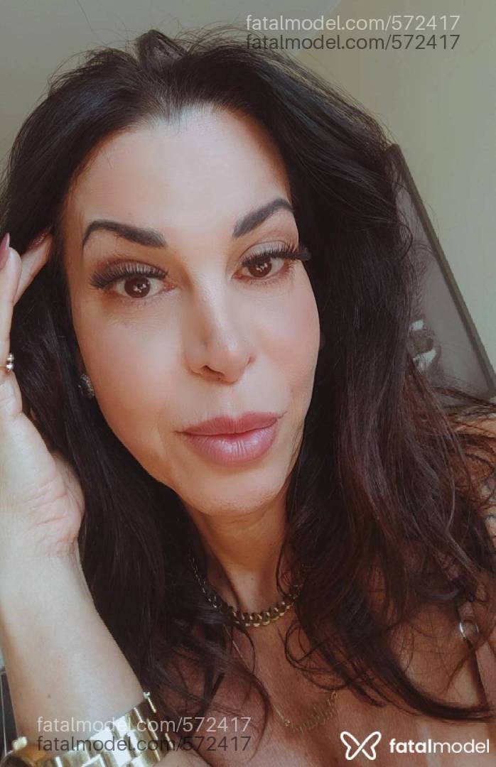 Acompanhante mulher com cabelo castanho de olhos castanhos - Julia Castelo
