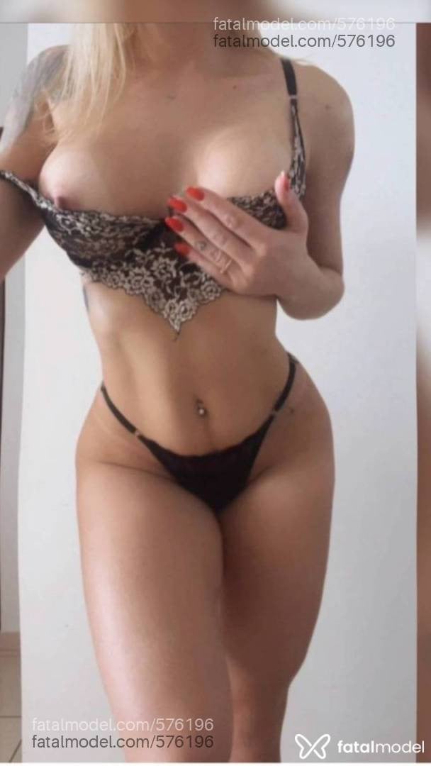 Acompanhante mulher loira (o) de olhos castanhos - IZABELY