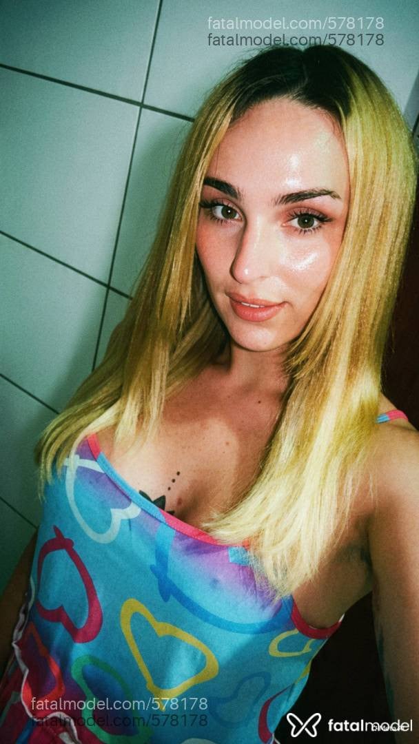 Acompanhante mulher trans loira (o) de olhos castanhos - Babi Portinari