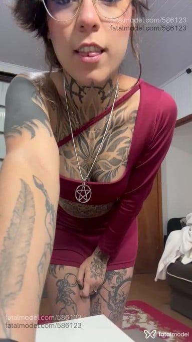 Acompanhante mulher com cabelo castanho de olhos castanhos - Lolla Acompanhante mulher com cabelo castanho de olhos castanhos - Lolla