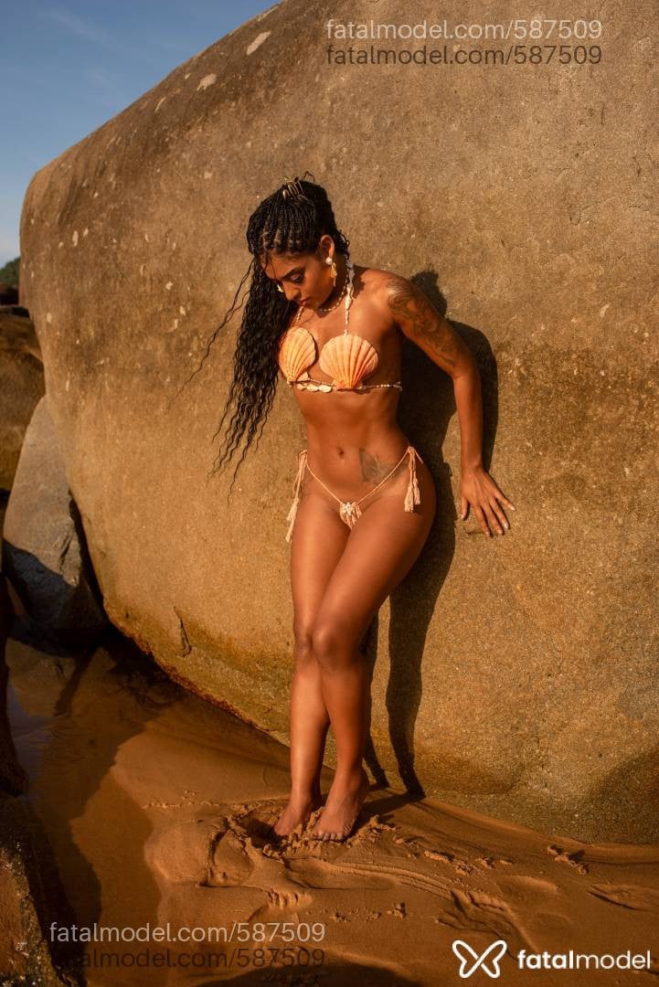 Acompanhante mulher morena (o) de olhos pretos - Luara Del Mare
