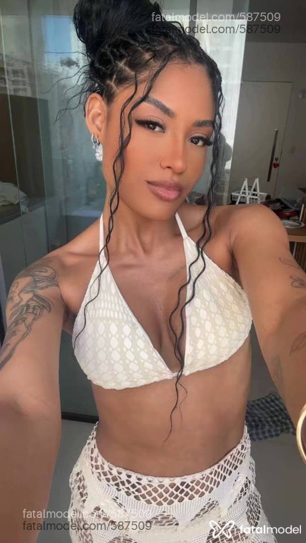 Acompanhante mulher morena (o) de olhos pretos - Luara Del Mare