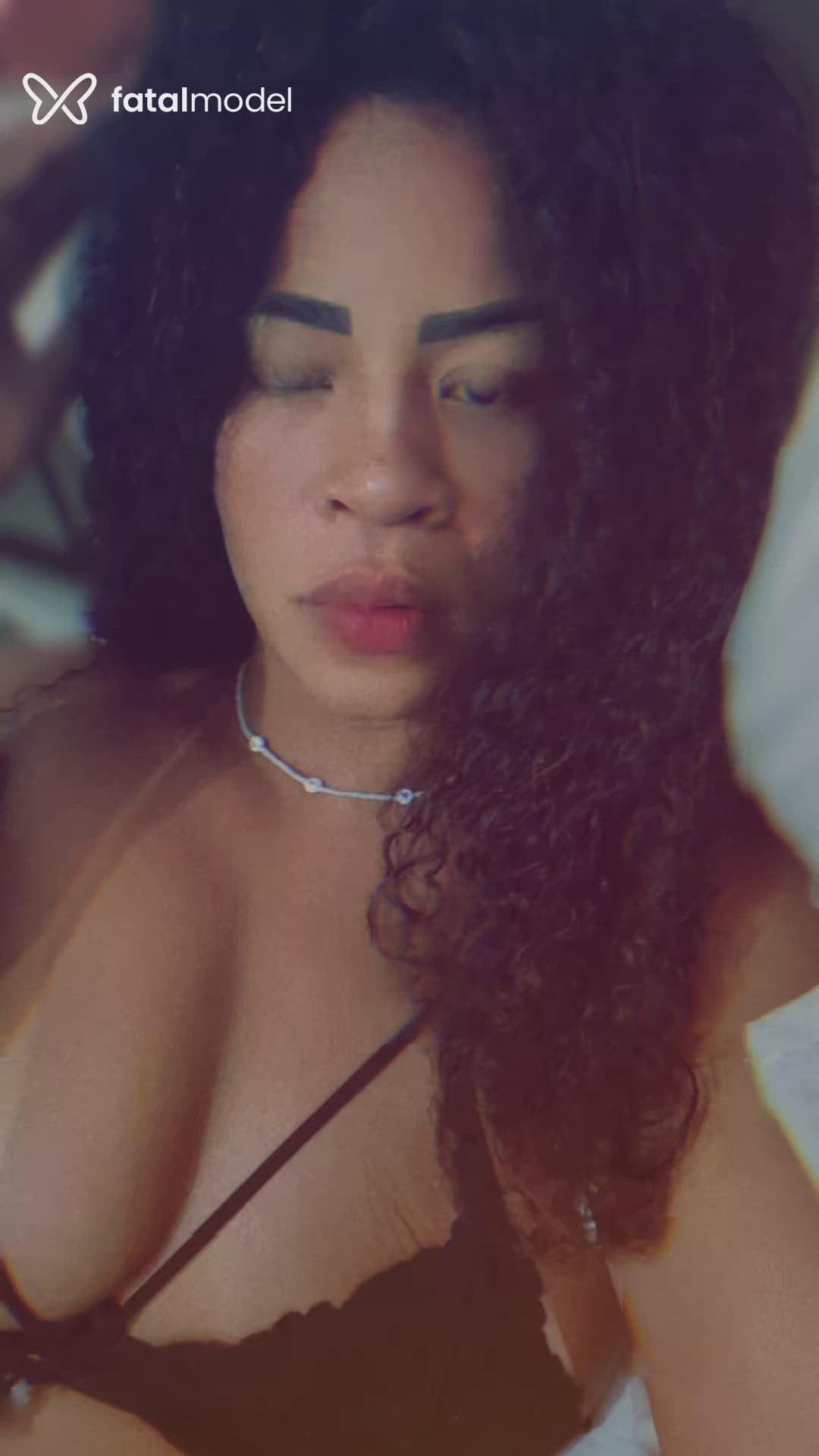 Acompanhante mulher com cabelo castanho de olhos castanhos - Cristal Oliveira Acompanhante mulher com cabelo castanho de olhos castanhos - Cristal Oliveira
