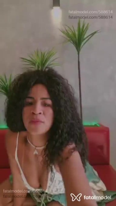 Acompanhante mulher com cabelo castanho de olhos castanhos - Cristal Oliveira Acompanhante mulher com cabelo castanho de olhos castanhos - Cristal Oliveira