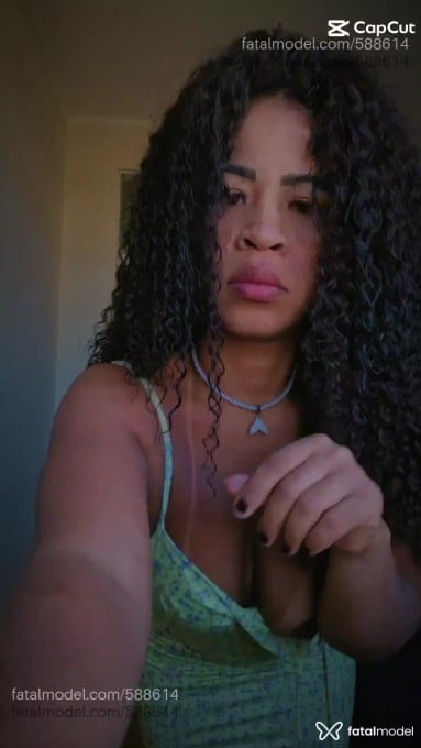 Acompanhante mulher com cabelo castanho de olhos castanhos - Cristal Oliveira Acompanhante mulher com cabelo castanho de olhos castanhos - Cristal Oliveira