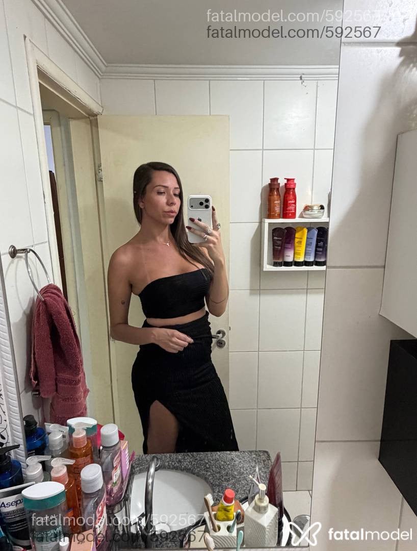 Acompanhante mulher trans com cabelo castanho de olhos mel - Alice Dias