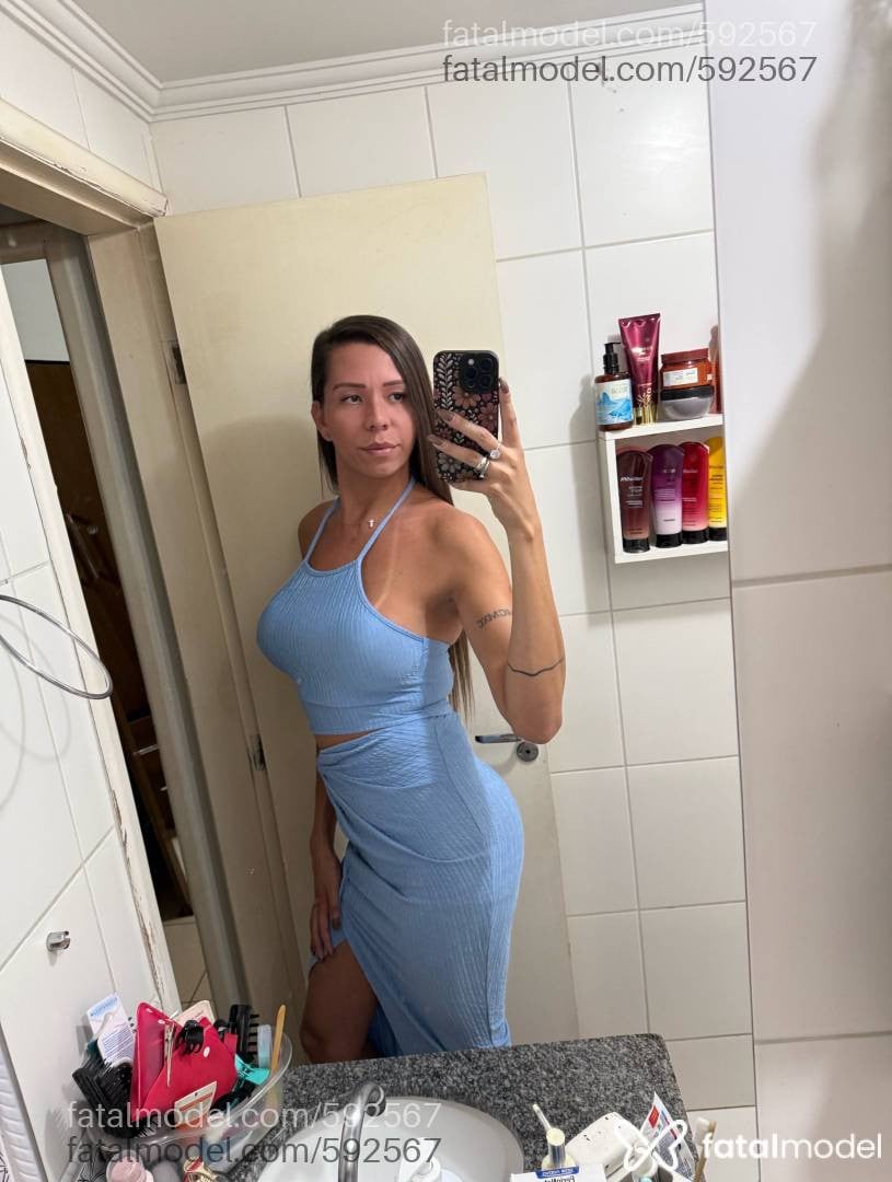 Acompanhante mulher trans com cabelo castanho de olhos mel - Alice Dias