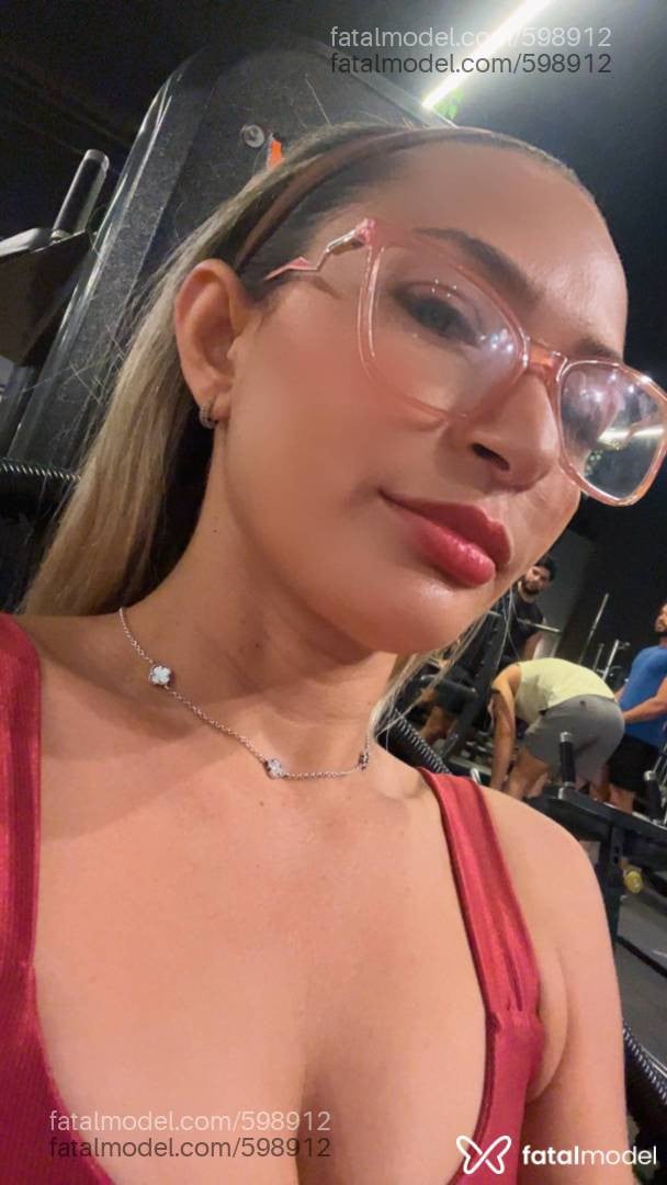 Acompanhante mulher loira (o) de olhos castanhos - Safira