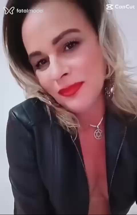 Acompanhante mulher loira (o) de olhos castanhos - Malú Ferraz