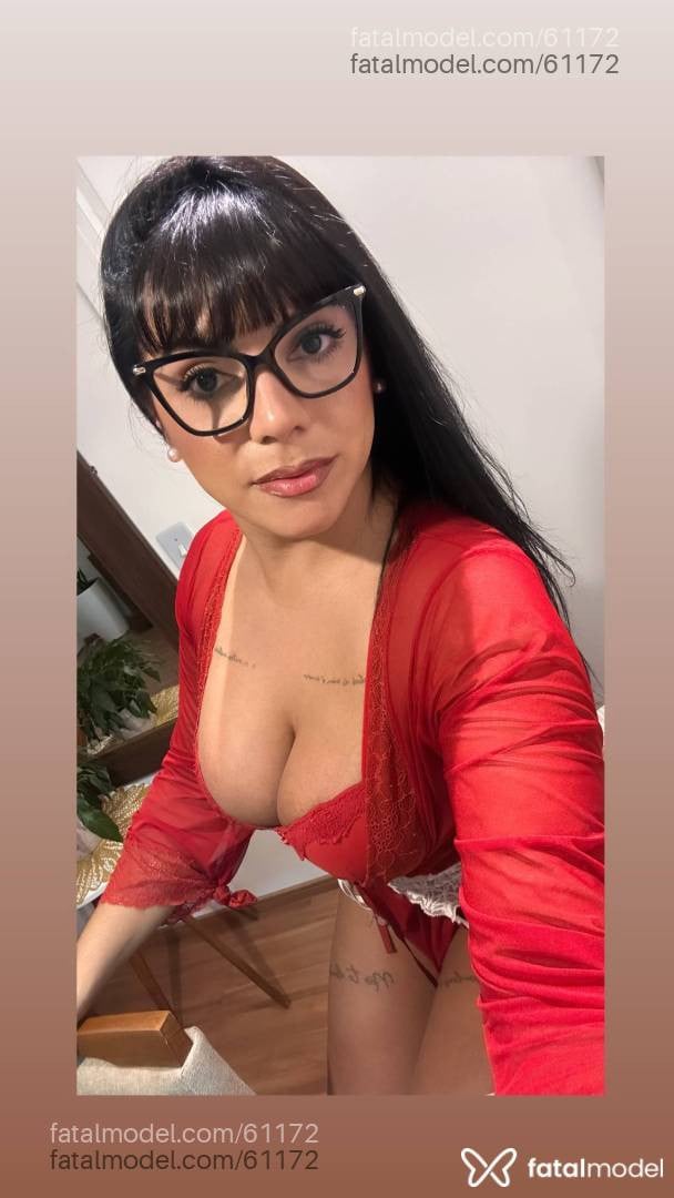 Acompanhante mulher trans com cabelo castanho de olhos castanhos - MENCÍA