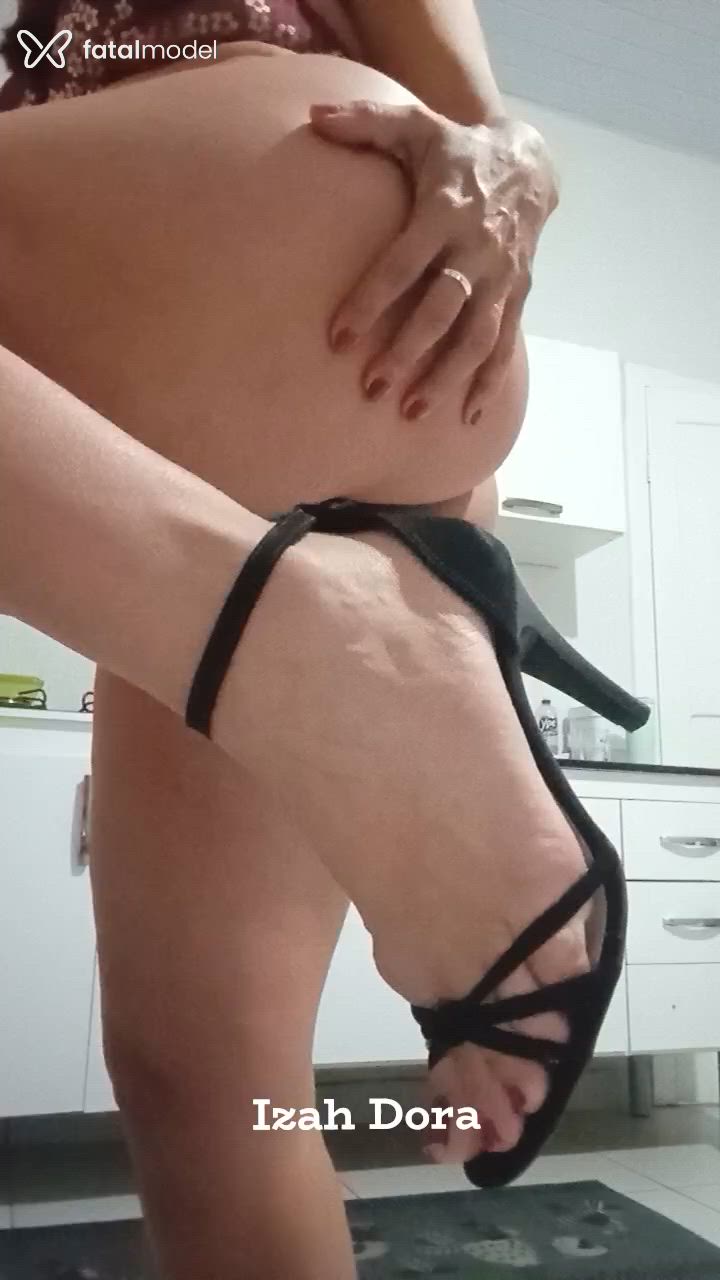 Acompanhante mulher morena (o) de olhos castanhos - Izah Dora
