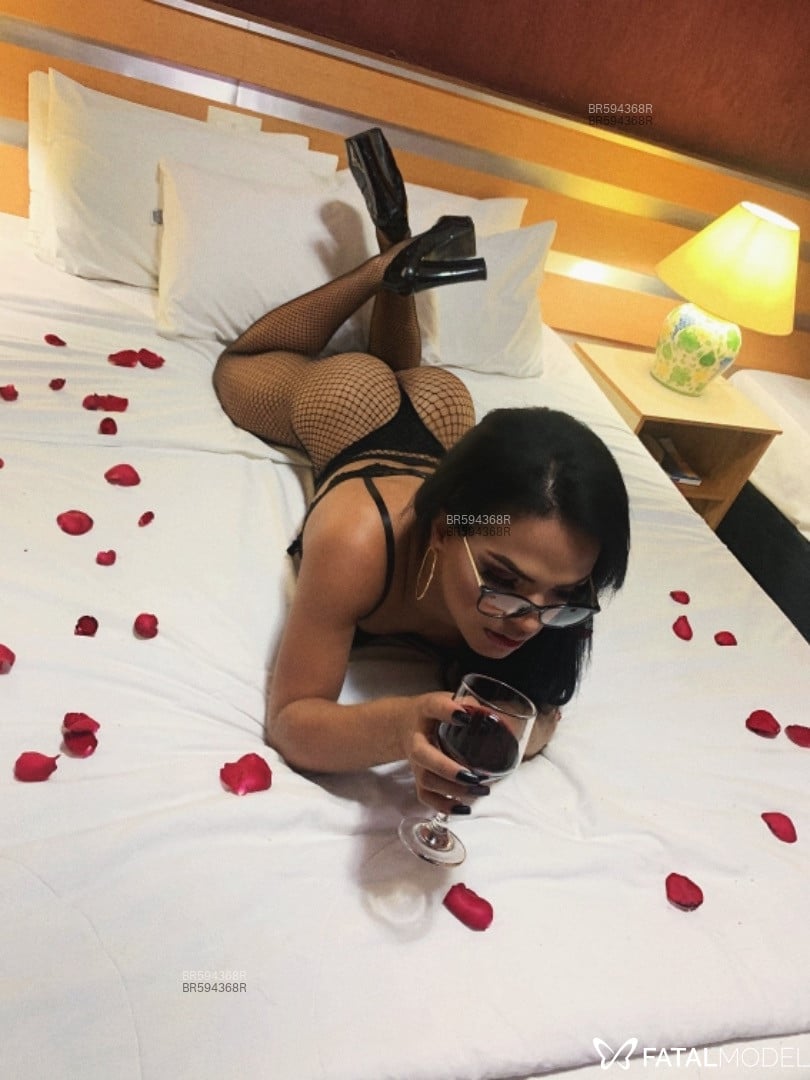 Acompanhante travesti com cabelo castanho de olhos castanhos - Neres