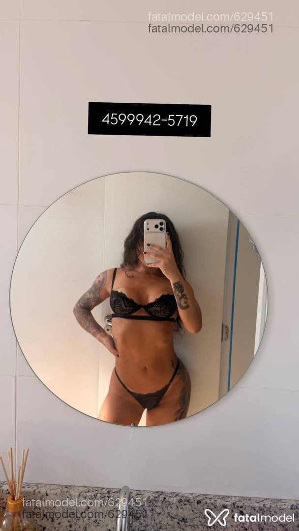 Acompanhante mulher com cabelo castanho de olhos castanhos - Vitória Baroni
