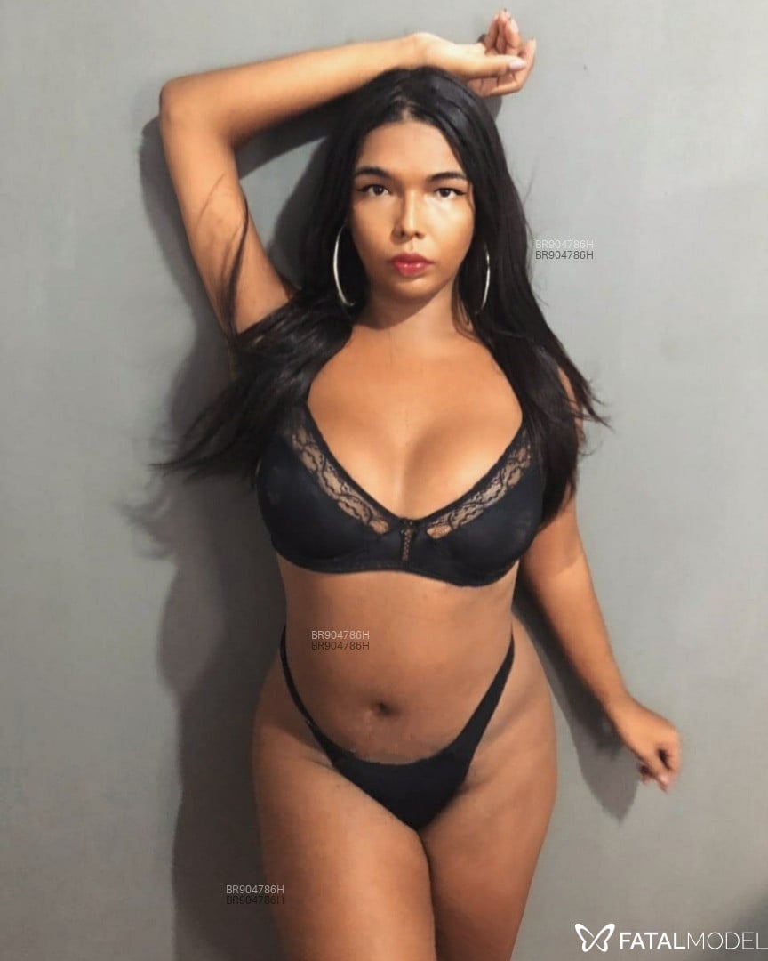 Acompanhante mulher trans com cabelo colorido de olhos castanhos em Campina Grande - Lory Correia