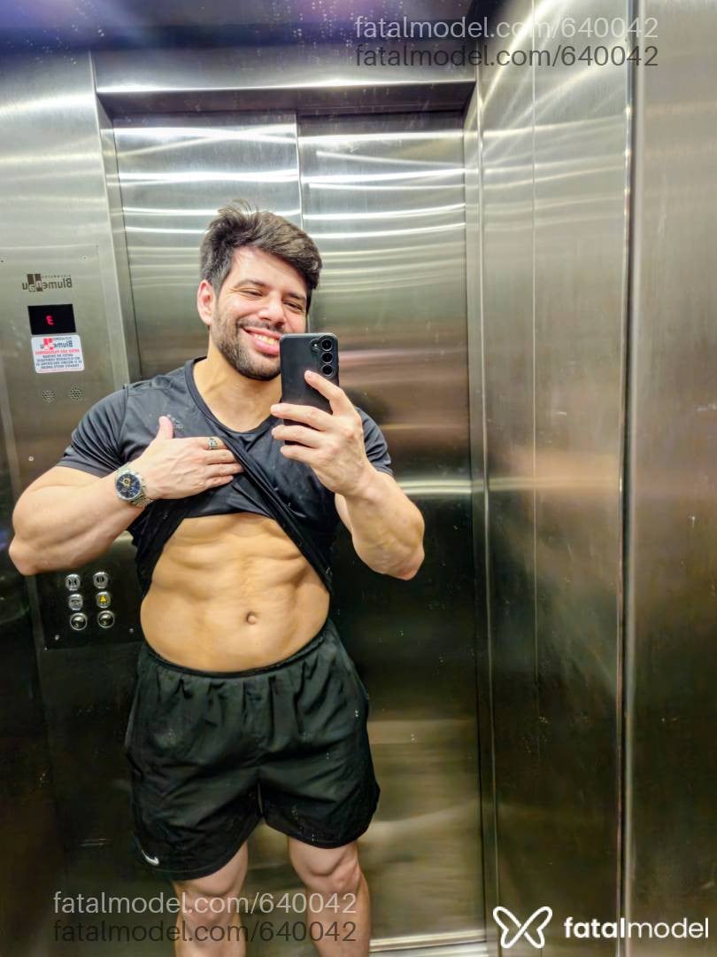 Acompanhante homem com cabelo castanho de olhos castanhos em Blumenau Acompanhante homem com cabelo castanho de olhos castanhos em Blumenau - BRUNO