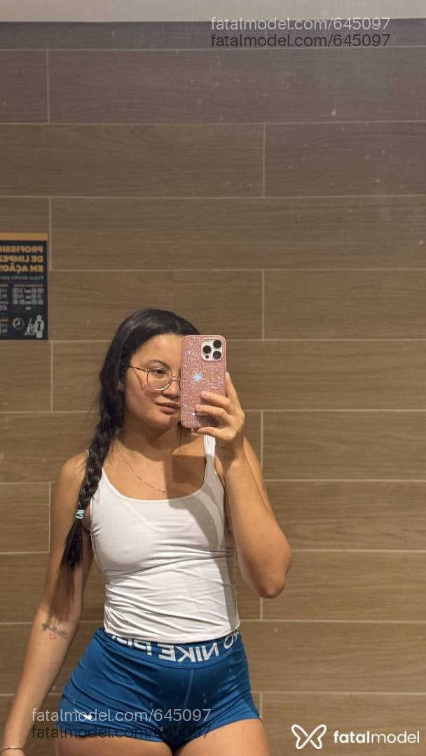 Acompanhante mulher com cabelo castanho de olhos castanhos - Mirella Bellaver