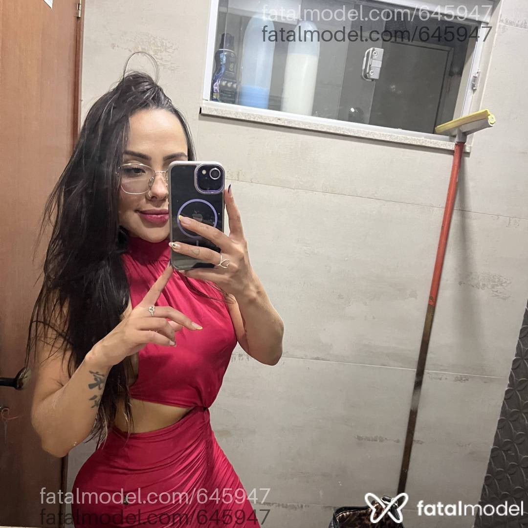 Acompanhante mulher com cabelo colorido de olhos mel em Unaí Acompanhante mulher com cabelo colorido de olhos mel em Unaí - Júlia Vasconcelos