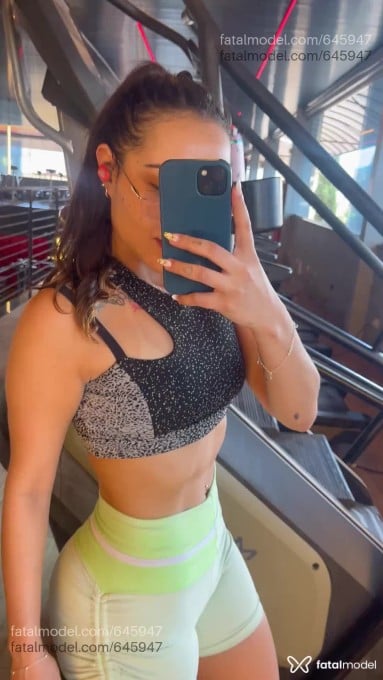Acompanhante mulher com cabelo colorido de olhos mel em Unaí Acompanhante mulher com cabelo colorido de olhos mel em Unaí - Júlia Vasconcelos