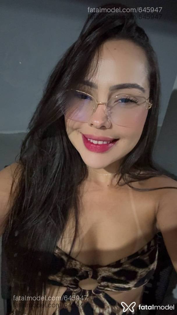 Acompanhante mulher com cabelo colorido de olhos mel em Unaí Acompanhante mulher com cabelo colorido de olhos mel em Unaí - Júlia Vasconcelos