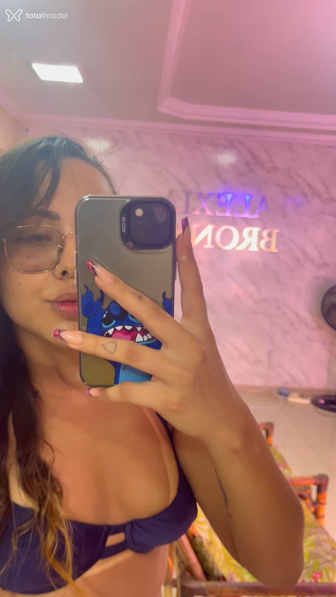 Acompanhante mulher com cabelo colorido de olhos mel - Júlia Vasconcelos